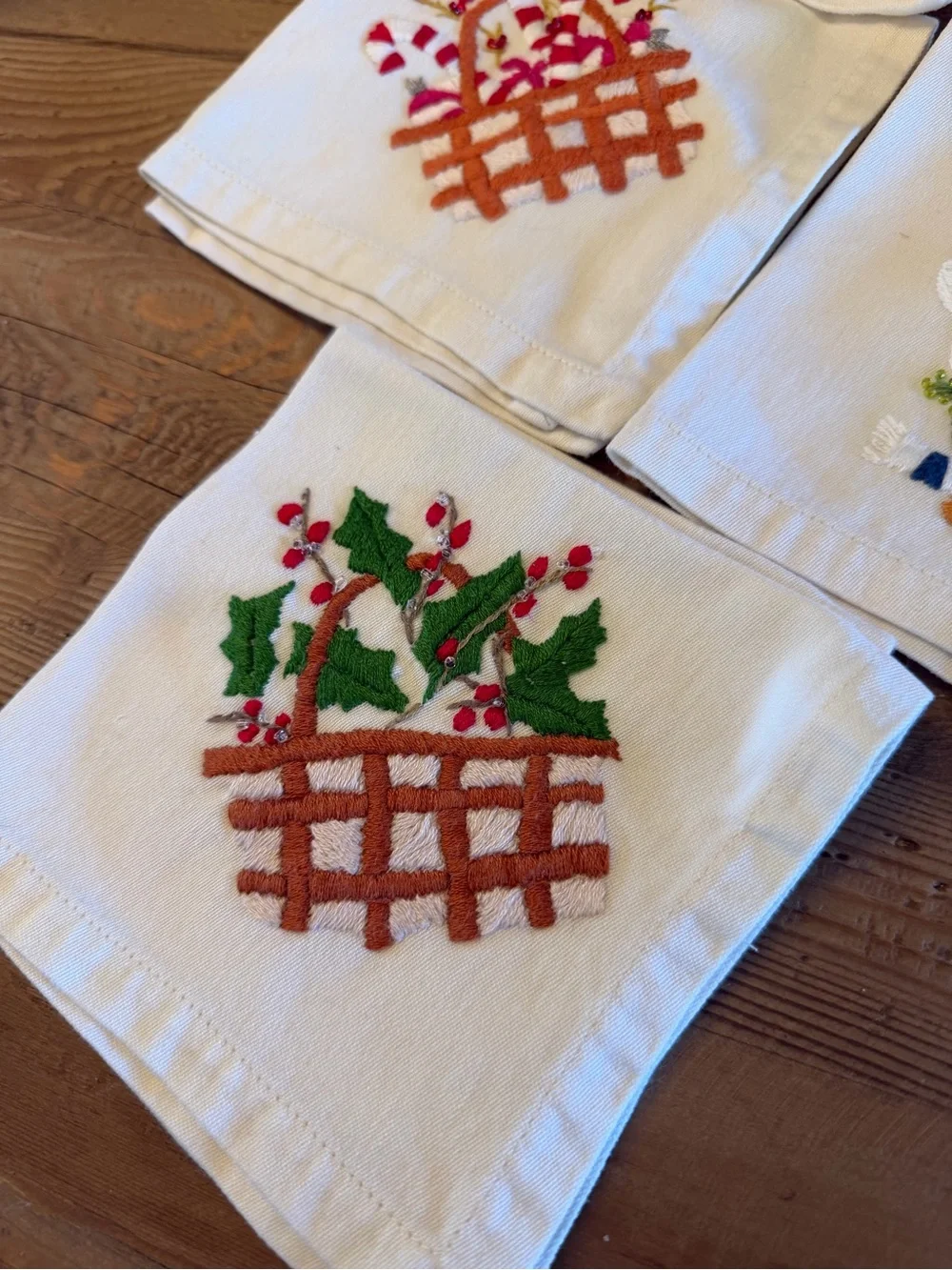 Williams-Sonoma Ivory Embroidered Cotton Cocktail Napkins Christmas Holidays (5)